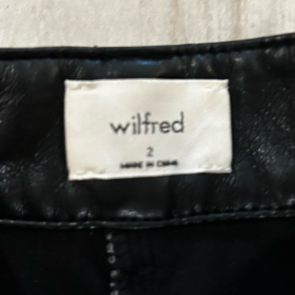 ARITZIA WILFRED VEGAN LEATHER HIGH
RISE TAPERED CARGO PANTS, size 2 - Picture 8 of 9